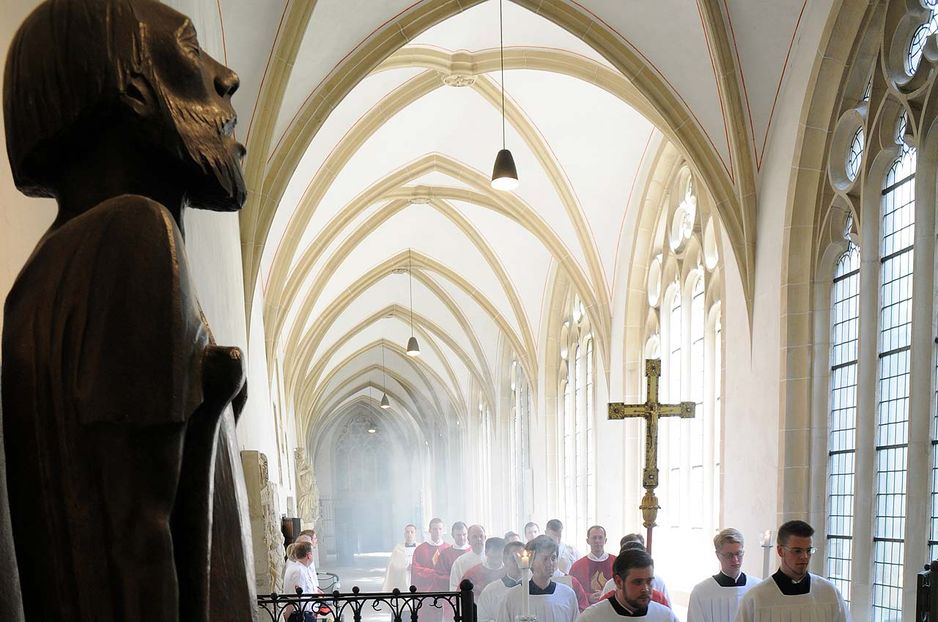"Der Bettler" im Kreuzgang des Paulusdoms. "Der Bettler" im Kreuzgang des Paulusdoms.
